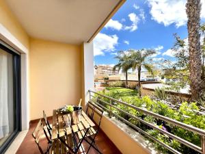 balcón con 2 sillas y vistas a un patio en Albufeira Experience With Pool by Homing, en Albufeira