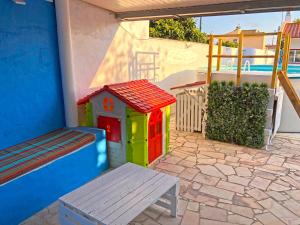 una casa de perros de juguete y un banco en un patio en Quintinha da Evangelina, en Açafora