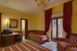 Llit o llits en una habitació de Hotel Bolivar