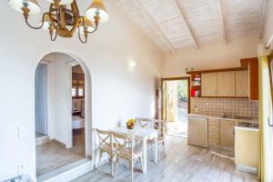 Η κουζίνα ή μικρή κουζίνα στο Apolis Executive Villa