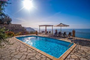 een zwembad met uitzicht op de oceaan bij Apolis Deluxe Villa in Agios Georgios