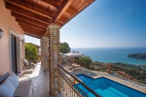 Villa con balcón con piscina en Apolis Luxury Villa, en Agios Georgios