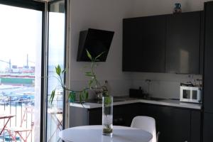 uma cozinha com uma mesa com um vaso sobre ela em CASA D'AMARE em Salerno