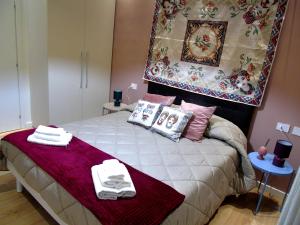 1 dormitorio con 1 cama con toallas en Massimo Luxury Rooms en Palermo