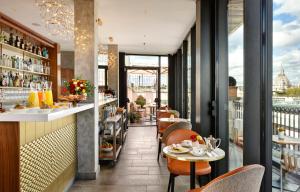 a restaurant with a view of the city at Hotel L'Orologio Roma - WTB Hotels in Rome