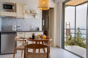 Kuchyň nebo kuchyňský kout v ubytování Thea Beachfront Suites in Lourdas beach + 37 fotografií
