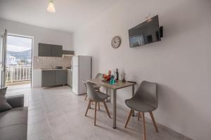 Dapur atau dapur kecil di Rhodes Archaggelos Retreat-Nest Among Garden +33 gambar