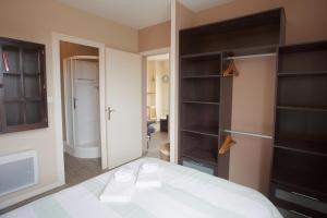um quarto com uma cama e um armário com prateleiras em Hossegor - Plage 100m - Surf - Famille - Couple em Soorts-Hossegor