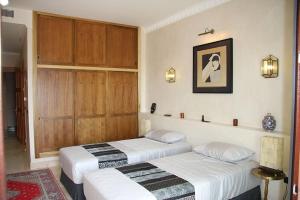 Hotel Villarocamar في ميخاس: سريرين يجلسون في غرفة مع