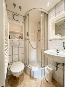 ein Bad mit einer Dusche, einem WC und einem Waschbecken in der Unterkunft Haus Hainstein in Eisenach