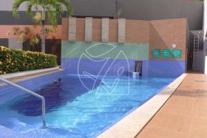 - une piscine avec un tableau sur le côté dans l'établissement Veredas do Rio Quente Family, à Rio Quente