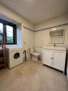 Bathroom sa Apartamentos Les Casines De San Martin con Aparcamiento y Wifi Incluido