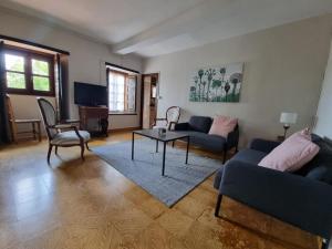 un soggiorno con divano e tavolo di Apartamentos Les Casines De San Martin con Aparcamiento y Wifi Incluido a San Martin de Bada