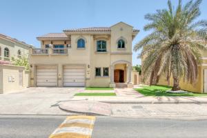 ein großes Haus mit einer Palme davor in der Unterkunft Stunning Villa with Private Pool & Beach Access in Dubai