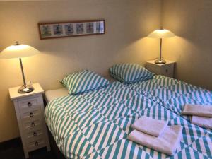 - une chambre avec 2 lits jumeaux et 2 lampes dans l'établissement Dicht bij zee, à Heiloo