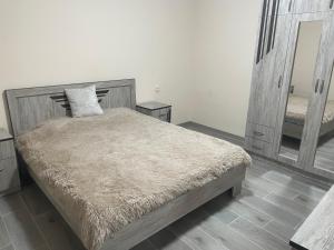 - une chambre avec un lit et un grand miroir dans l'établissement Ankyun, à Gyumri