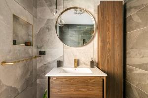 een badkamer met een wastafel en een spiegel bij The Tranquil Traveller in Sunbury