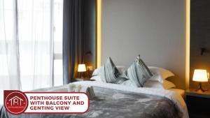 pokój hotelowy z 2 łóżkami z napisem w obiekcie Geo38 Prime Suites Genting Highlands w mieście Genting Highlands