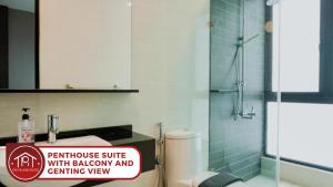 雲頂高原的住宿－Geo38 Prime Suites Genting Highlands，带淋浴、盥洗盆和卫生间的浴室