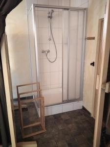 y baño con ducha y puerta de cristal. en Lieblingsort, en Wesenberg