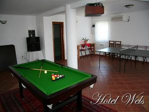 Habitación con mesa de billar en Hotel Wels, en Carasuhatul-de-Sus