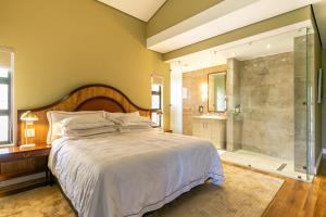 1 dormitorio con cama grande y ducha en Bali and Eva Midlands, en Nottingham Road