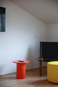 ein Wohnzimmer mit einem Tisch und einem TV in der Unterkunft BasicVillage Milano in Mailand