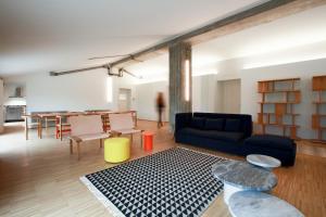 A seating area at BasicVillage Milano