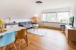 策勒的住宿－Ferienwohnung Stylo 2.0，客厅配有沙发和桌子