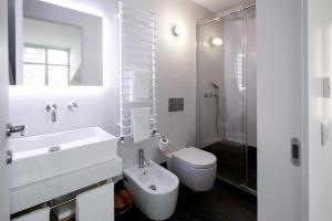 A bathroom at BasicVillage Milano