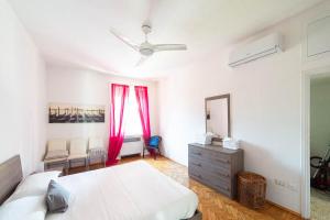 米兰Corso Como A12的带床、梳妆台和镜子的卧室