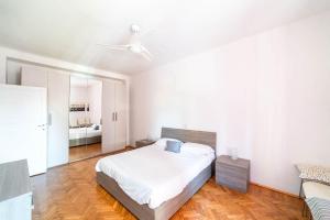 ミラノにあるCorso Como A12の白いベッドルーム(ベッド1台、鏡付)