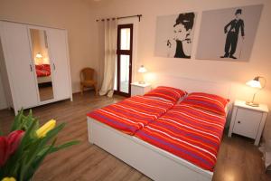 een slaapkamer met een bed en 2 tafels met lampen bij Pension Alba in Görlitz