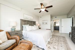 um quarto com uma cama e uma ventoinha de tecto em Unit 102 Aruba - 3 Bedroom Ocean Front em Daytona Beach