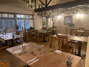 uma sala de jantar com mesas e cadeiras de madeira num restaurante em Ox Pasture Hall Hotel em Scarborough