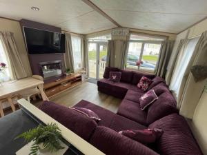 Prostor za sedenje u objektu Sea Breeze a beautiful 3 bedroom coastal caravan