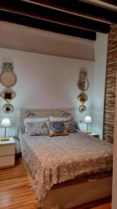 セビリアにあるDiseño Trianaのベッドルーム1室(ベッド1台、壁にランプ2つ付)