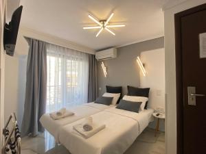 1 Schlafzimmer mit 2 Betten und einem Deckenventilator in der Unterkunft Casa Primavera in Thessaloniki