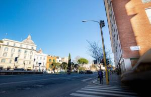 a city street with a street light and a building at DOMUS PETRI- CASA A S. PIETRO in Rome