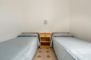 twee bedden naast elkaar in een slaapkamer bij Salentoandmore - Casa Stella in Torre Pali 