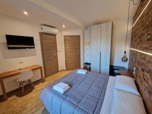 um quarto com uma cama grande e uma escrivaninha em ARYA Cagliari em Cagliari mais 84 fotografias