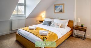 ein Schlafzimmer mit einem großen Bett in einem Zimmer in der Unterkunft Cambridge Stays Diamond 2BR Apartment-Central-Parking-Walk to city & train station in Cambridge