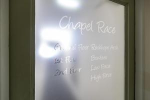 Un espejo con las palabras cambió la rabia en una pared en H C Property - Chapel Race Countryside Retreat en Saint Johns Chapel