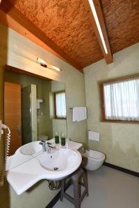 Koupelna v ubytování Agritur Anselmi + 31 fotografií