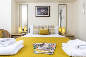 Un dormitorio con una cama con una revista. en H C Property - Chapel Race Countryside Retreat en Saint Johns Chapel