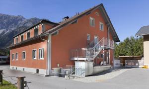 un gran edificio con escaleras en el lateral en Gästehaus Sahin, en Bartholomäberg