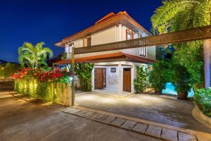 Κήπος έξω από το 3 BR Pool Villa - Kids Paradise in a beachside resort