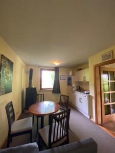 a living room with a table and chairs and a kitchen at Ferienhaus Silvaner in Naumburg