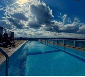 een grote poel met blauw water op het strand bij One bedroom fully furnished apartment in Kiambu