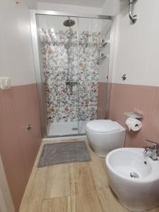 クロトーネにあるCasa Marinellaのバスルーム(シャワー、トイレ、シンク付)